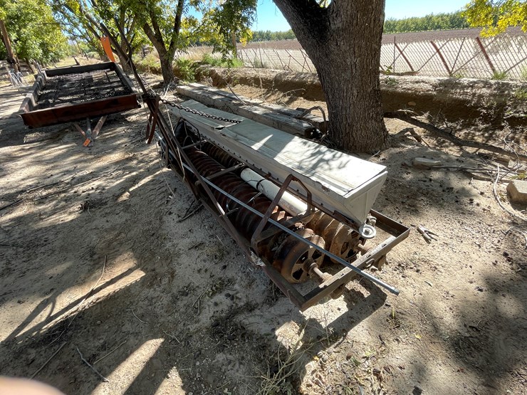 #3657-•-custom-hitch-pull-seeder-image-12