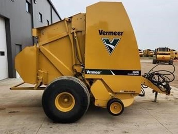 2022-vermeer-605n-cornstalk-special-image-1