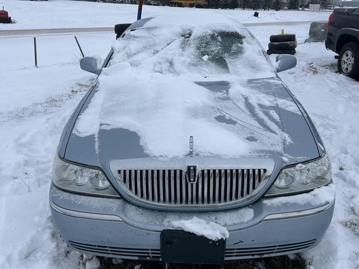2005-lincoln-towncar-image-2