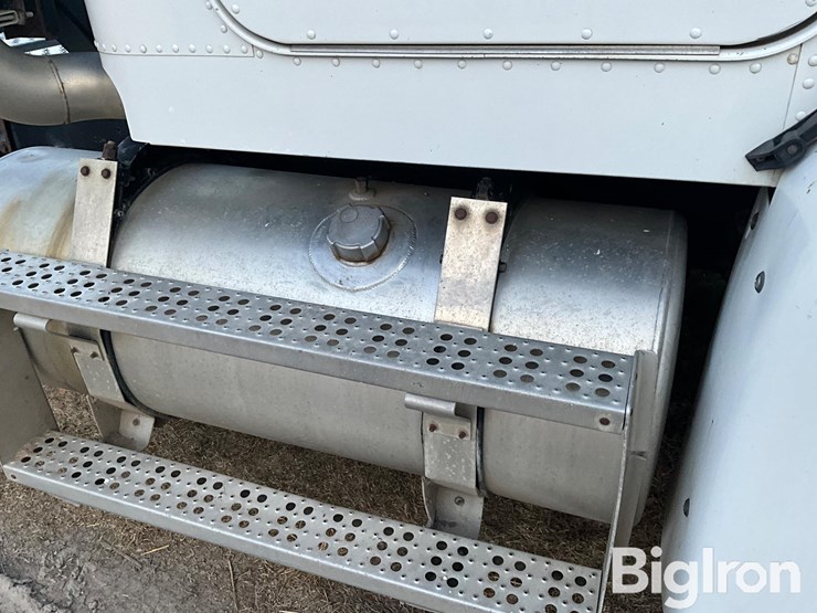 2001-freightliner-fld120-image-10