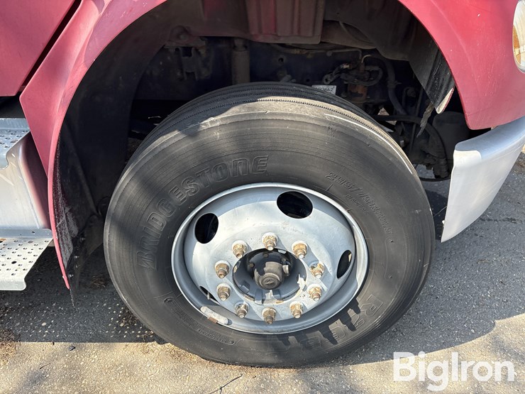 2004-freightliner-m2-106-image-20