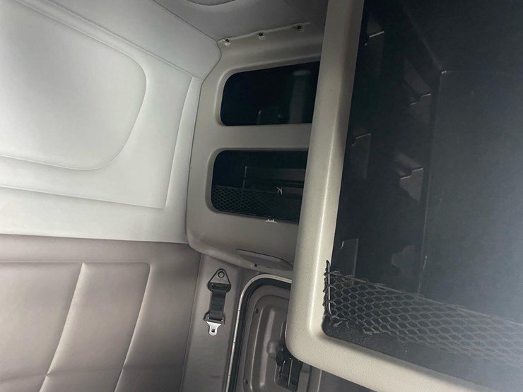 2012-peterbilt-384-image-33