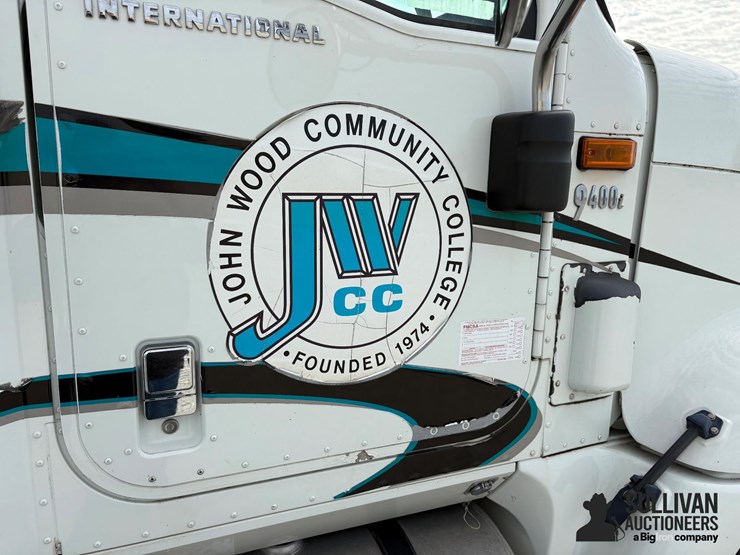 2006-international-9400i-t/a-sleeper-truck-tractor-image-13