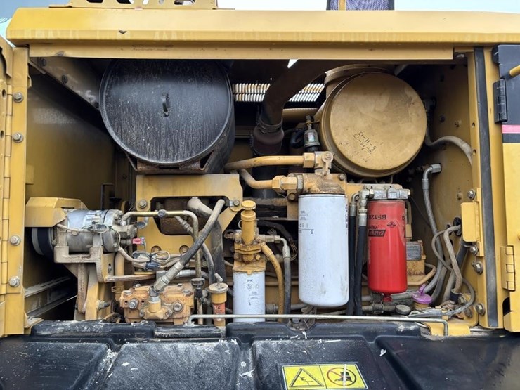 2005-caterpillar-143h-image-57