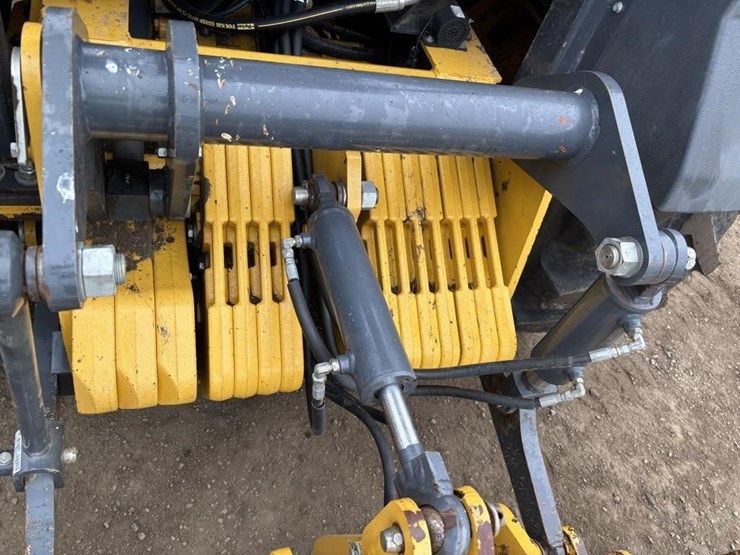 2017-deere-210l-image-23