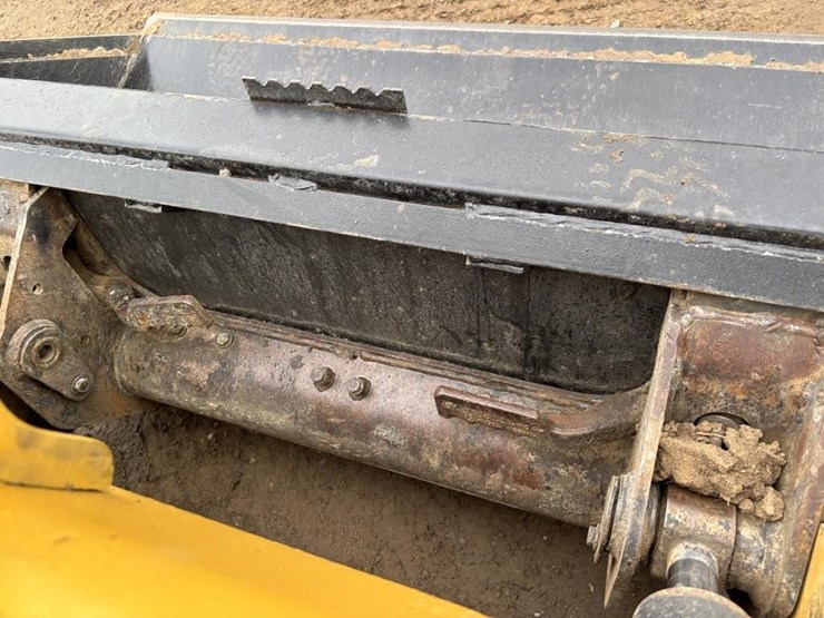 2006-caterpillar-246b-image-11