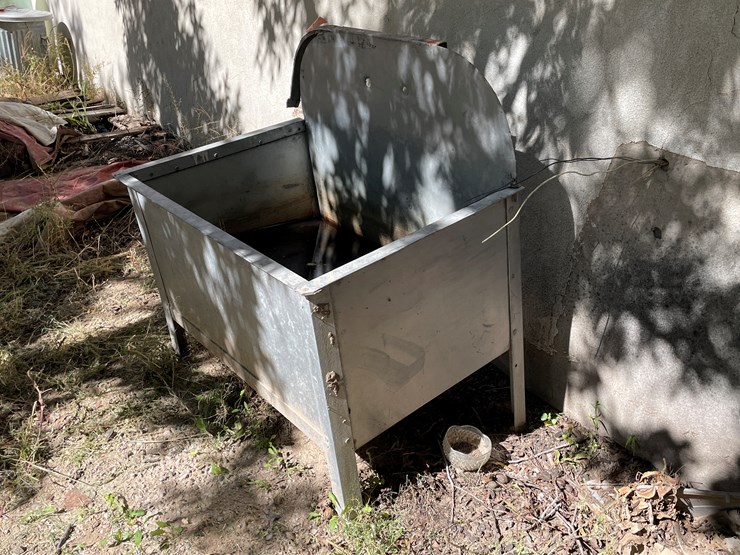 #3669-•-metal-tub-image-3