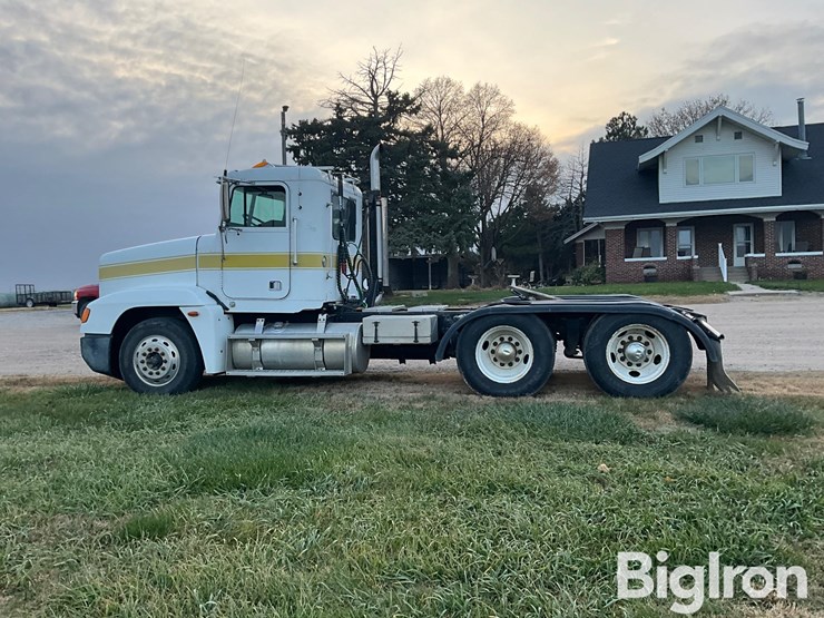 2001-freightliner-fld120-image-8