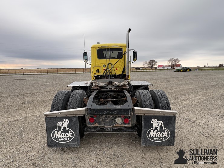 2013-mack-chu613-pinnacle-t/a-day-cab-truck-tractor-image-6