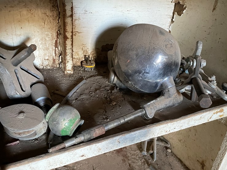 #3722-•-tools-hardware-and-shelf-image-15