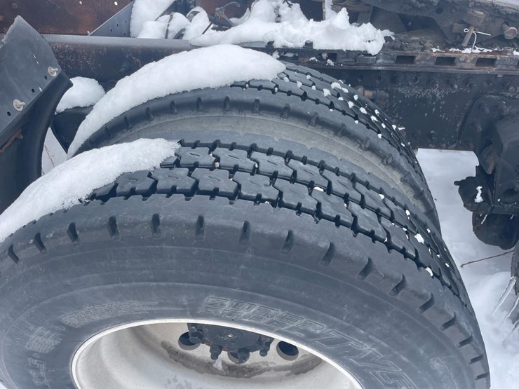 #149-•-2004-volvo-sleeper-semi-truck-image-17