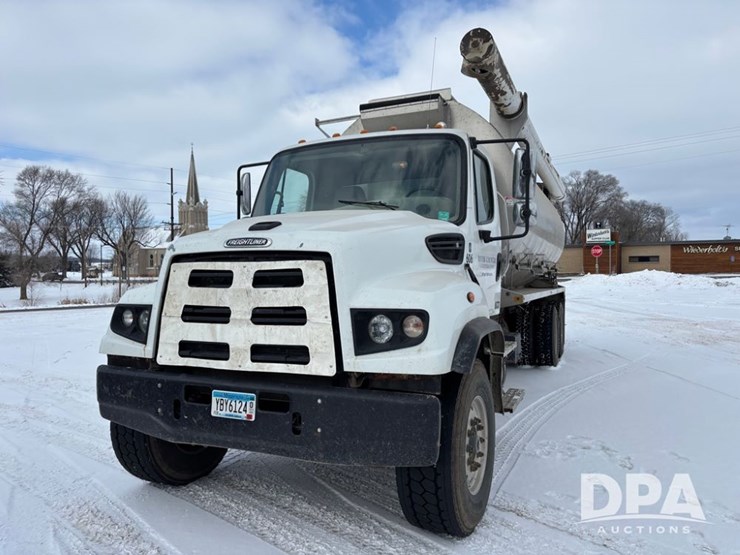 freightliner-114sd-image-23