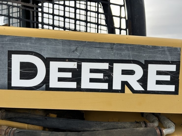 john-deere-332-image-11