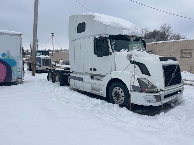#149-•-2004-volvo-sleeper-semi-truck-image-7