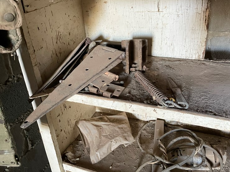 #3722-•-tools-hardware-and-shelf-image-11