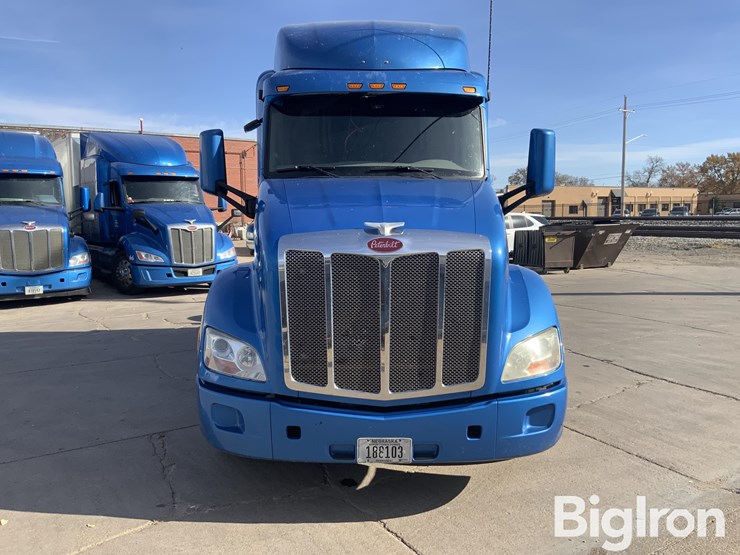2013-peterbilt-579-image-2