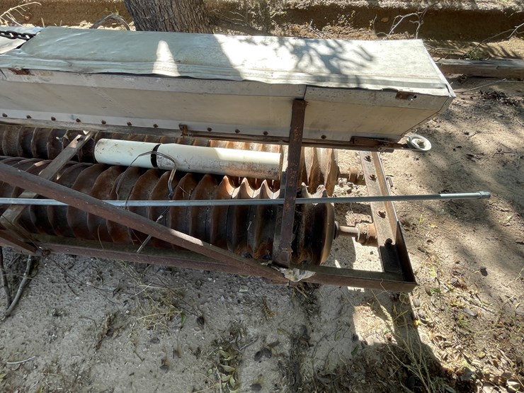 #3657-•-custom-hitch-pull-seeder-image-13