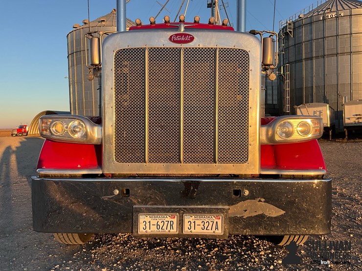 2018-peterbilt-389-image-11