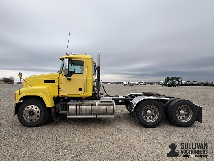 2013-mack-chu613-pinnacle-t/a-day-cab-truck-tractor-image-8