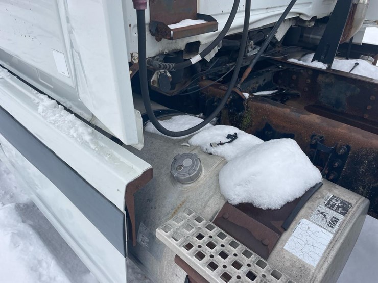 #149-•-2004-volvo-sleeper-semi-truck-image-13