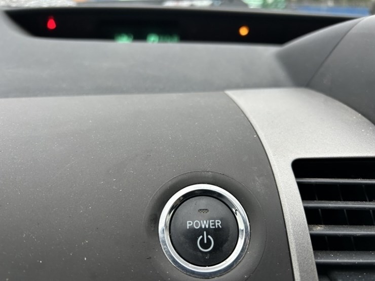 2004-toyota-prius-hybrid-sedan-image-29