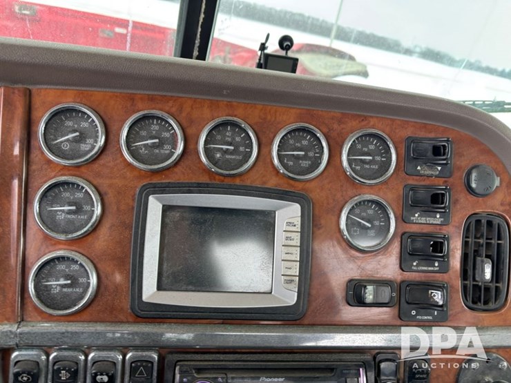 peterbilt-365-image-70