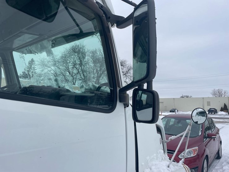 #149-•-2004-volvo-sleeper-semi-truck-image-30