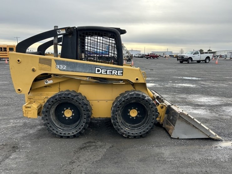 john-deere-332-image-6