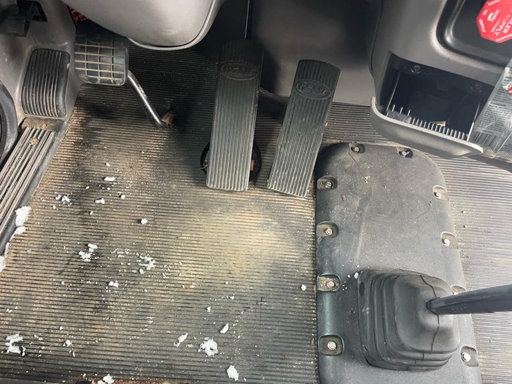 2012-peterbilt-384-image-38