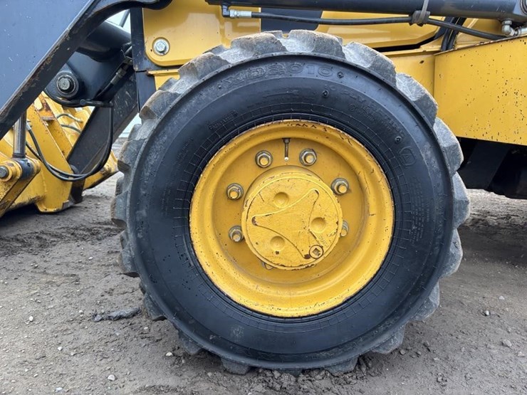 2017-deere-210l-image-25