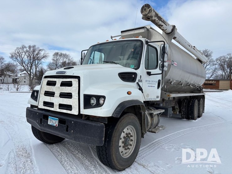 freightliner-114sd-image-24