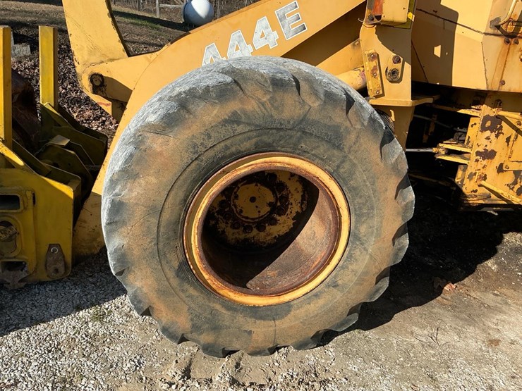 1989-deere-444e-image-30