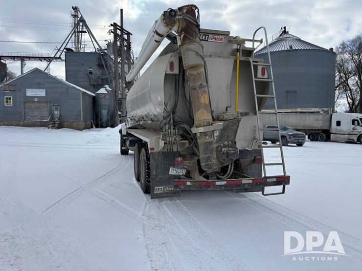 freightliner-114sd-image-11