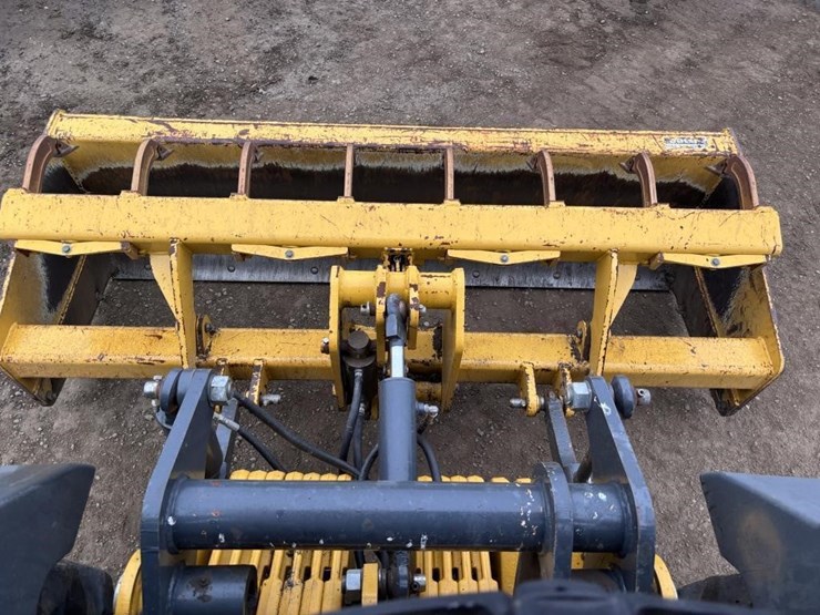 2017-deere-210l-image-39