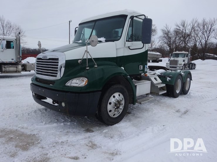 2007-freightliner-columbia-112-image-1