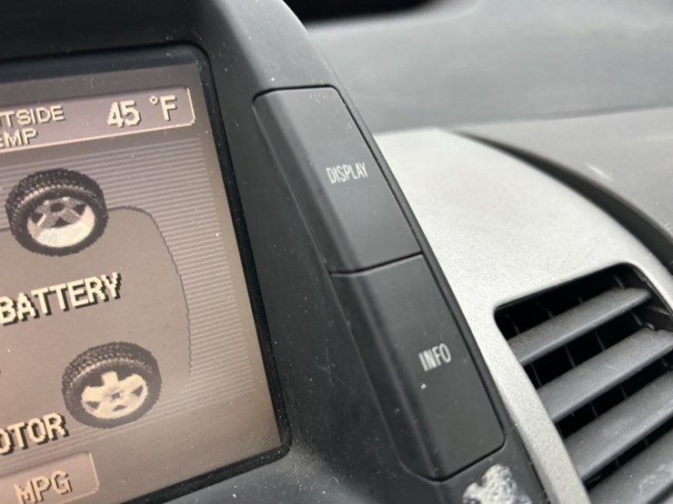 2004-toyota-prius-hybrid-sedan-image-35