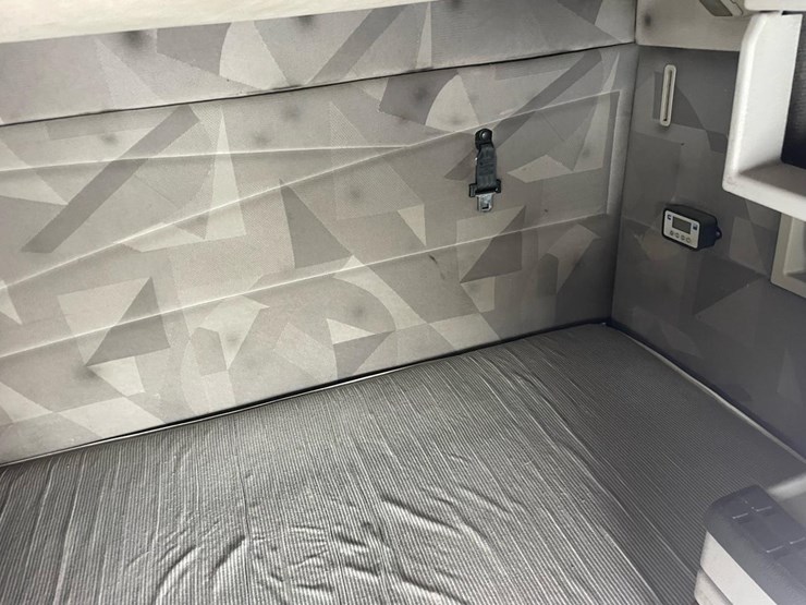 #149-•-2004-volvo-sleeper-semi-truck-image-44