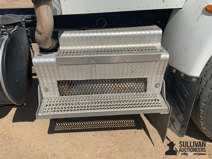 2017-peterbilt-348-image-15