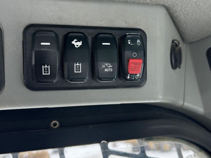 2021-caterpillar-259d3-image-44