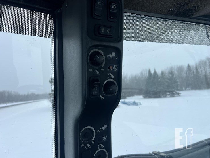 new-holland-tv140-image-53