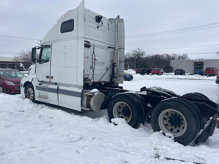 #149-•-2004-volvo-sleeper-semi-truck-image-3