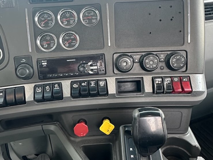 2018-kenworth-t680-image-27