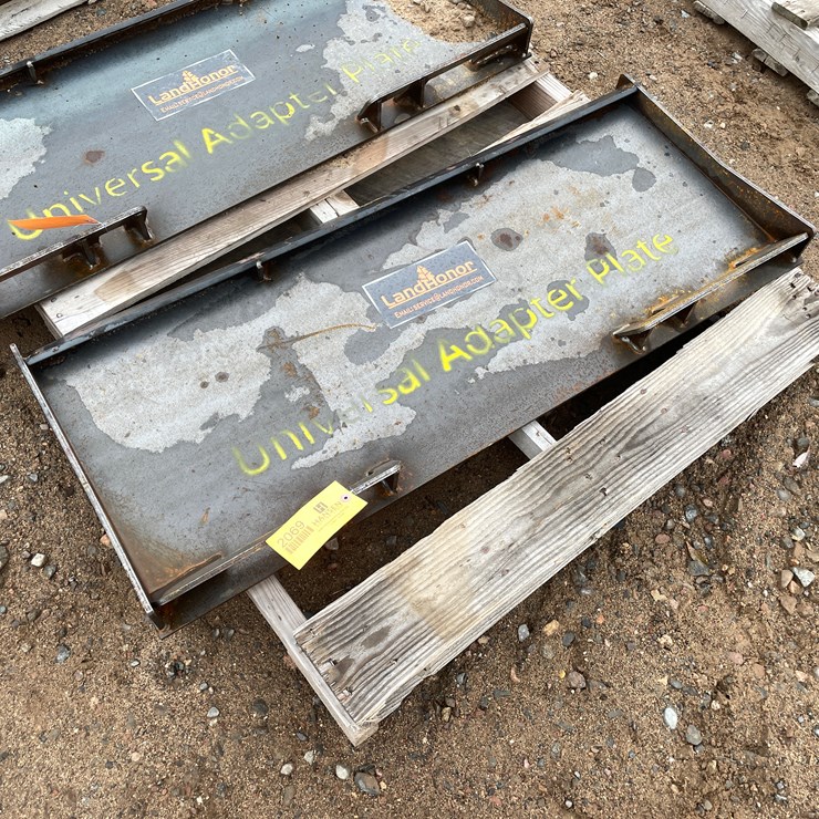 #2069 • Unused 2025 Landhonor Skid Steer Universal Adapter Plate Attachment