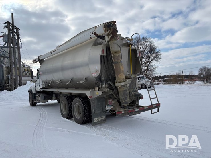 freightliner-114sd-image-10