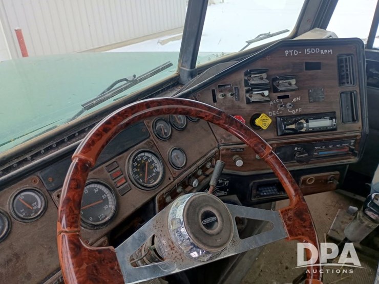 1996-freightliner-fld120-image-30