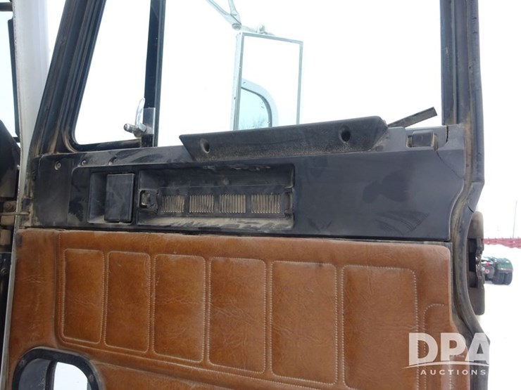 1994-freightliner-fld120-image-79