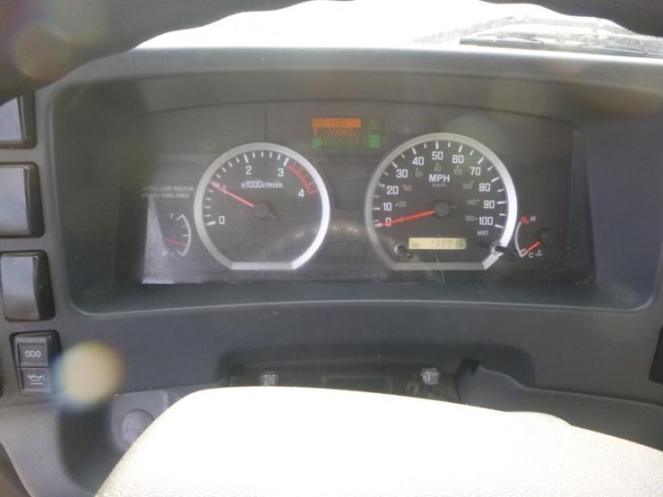 2016-isuzu-nrr-image-17