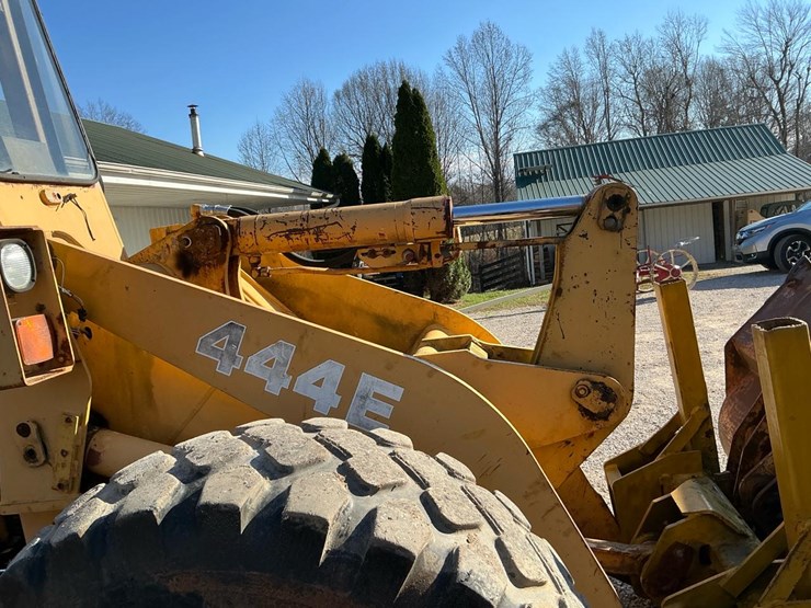 1989-deere-444e-image-36