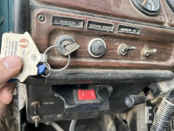 1997-freightliner-fld120-image-23