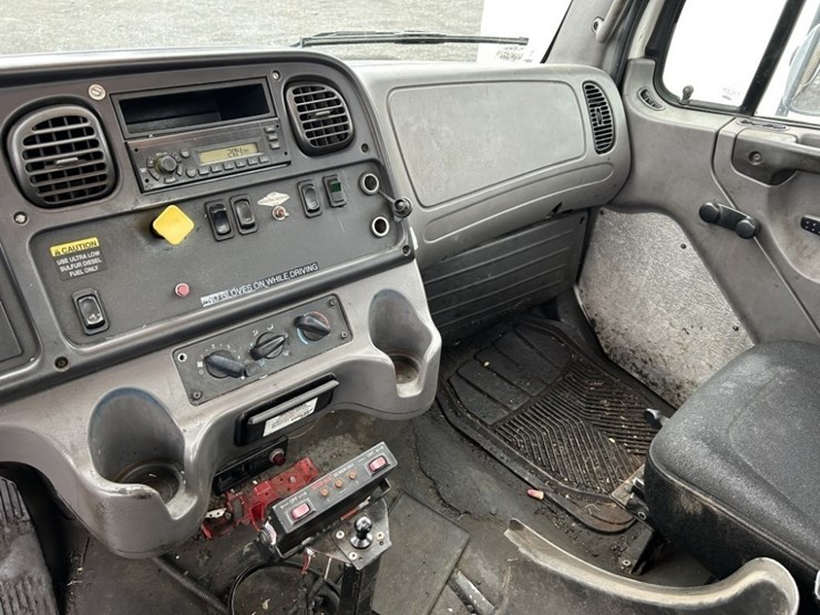 2009-freightliner-m2-s/a-asphalt-patch-truck-image-14